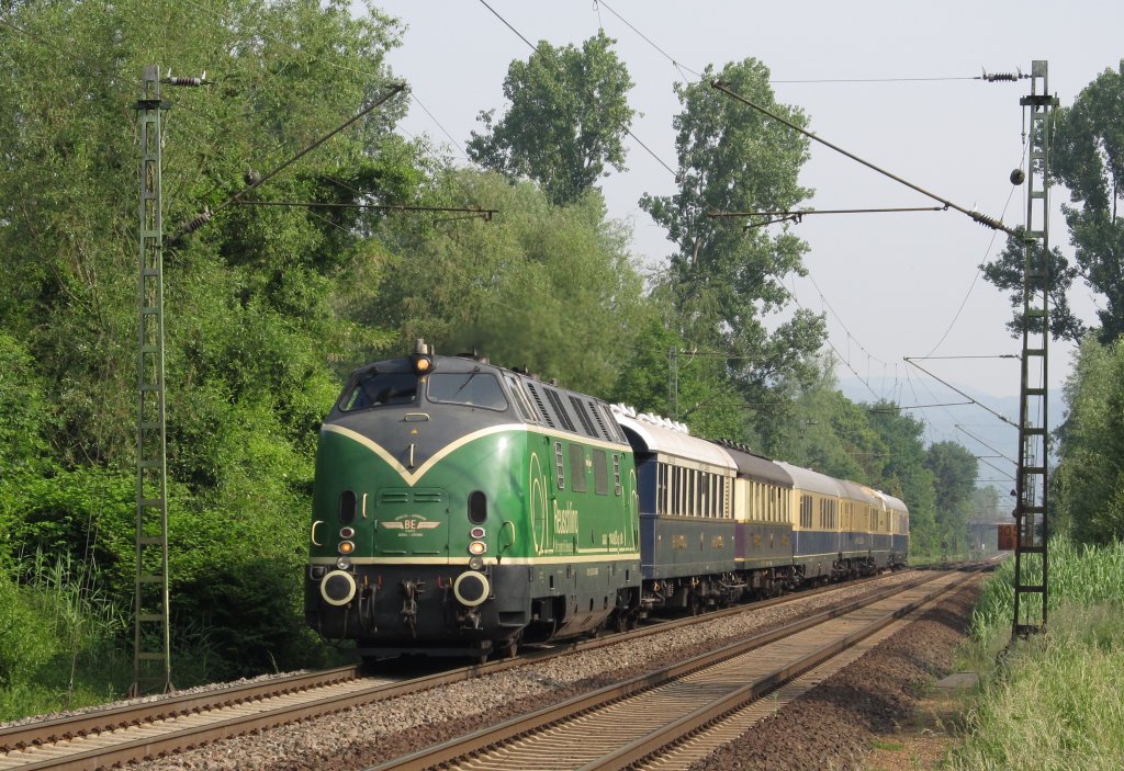 B.E.G. 220 053 mit dem Rheingold am 21.5.2011 bei Unkel.