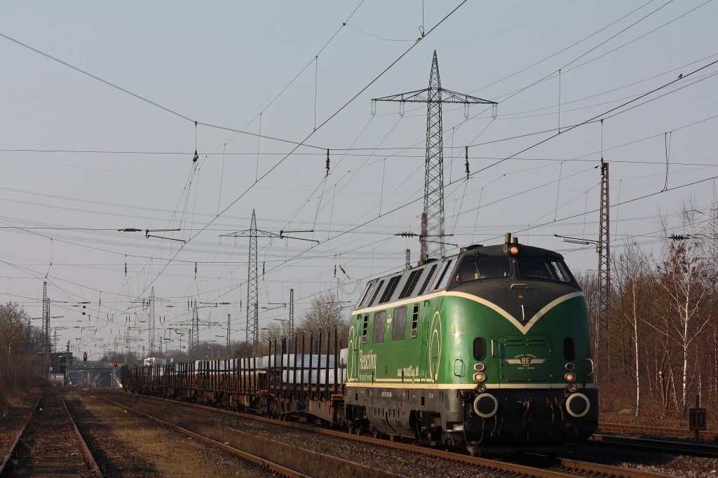 BEG D9 (220 053) schlich am 22.3.12 mit dem Aluzug durch Ratingen-Lintorf.Da die Lok Khlwasser verlor schleppte sie sich noch so eben nach Ratingen-West in die Ausweiche,wo sie bis tief in die Nacht abgestellt war um dann nach erfolgreicher Reparatur die Fahrt fortzusetzen.