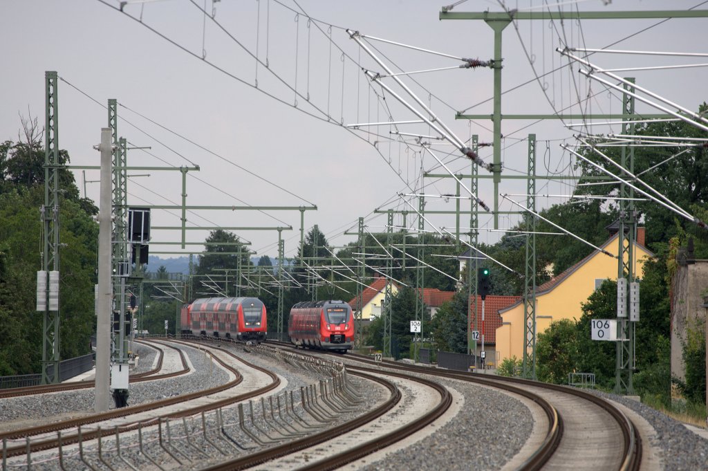 Begegnung , ein Zug der S1 begegnete hier einem TW der Linie   RE 50, der nach kurzem Halt in Radebeul West (ausserplanmig ?) wieder beschleunigt. Beide Zge benutzen noch die zuknftigen Ferngleise, aber links im Bild sind die nun schon fast fertiggestellten S-Bahn Gleise zu erkennen Km  105.2  10.08.2013 17:19 Uhr.