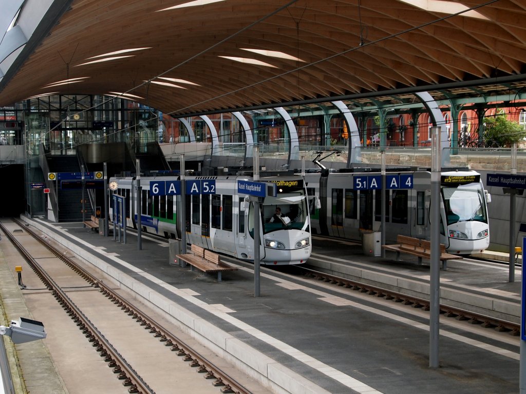 Begegnung von 2 Regiotrams am 13.6.2011 Kassel Hbf.Hier erfolgt der Wechsel von Straenbahnnetz auf das System der DB.