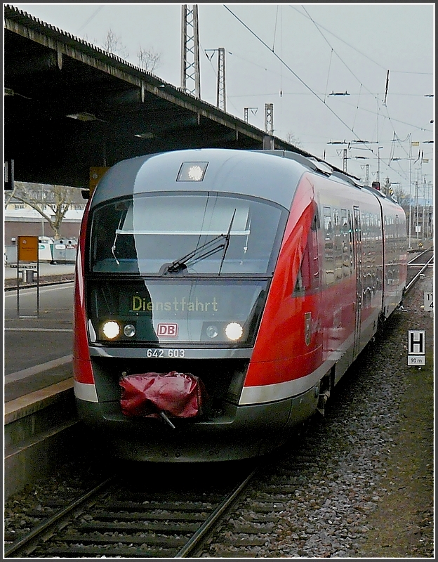 Begegnung am 18.03.10 im Hauptbahnhof von Trier zwischen dem IC nach Koblenz und dem DB Desiro 642 603, der sich auf einer Dienstfahrt befand. Das Bild wurde aus einem IC Wagen aufgenommen. (Hans)