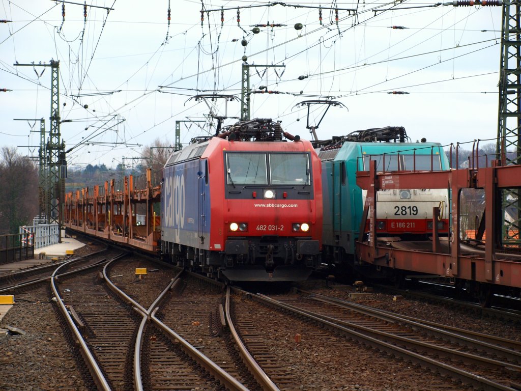Begegnung am 22.01.2010 im Gleisvorfeld vom Aachener Hbf. 482 031-2 von der SBB mit einem leeren Autozug von Kln kommend nach Aachen West, die Cobra 186 211 mit einem leeren Autozug von Aachen West nach Gremberg.