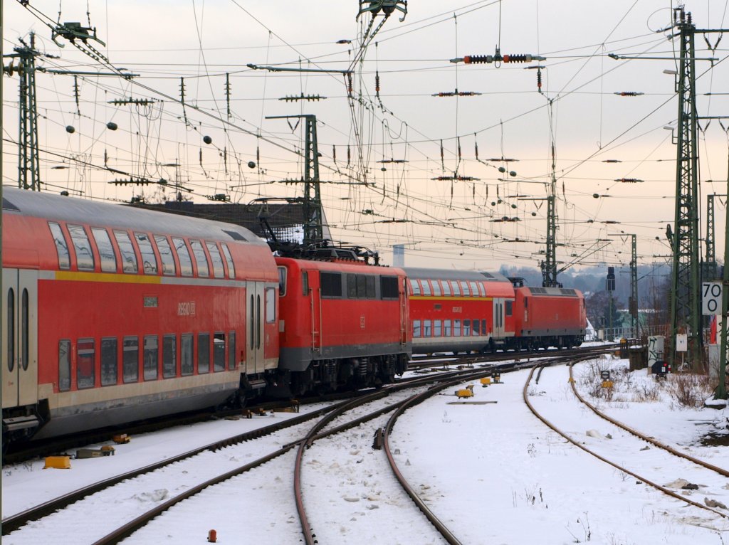 Begegnung am Aachener Hbf am 17.02.2010.  111 015-4 zieht den RE9 nach Gieen und  146 008-8 schiebt den RE1 in den Bahnhof.