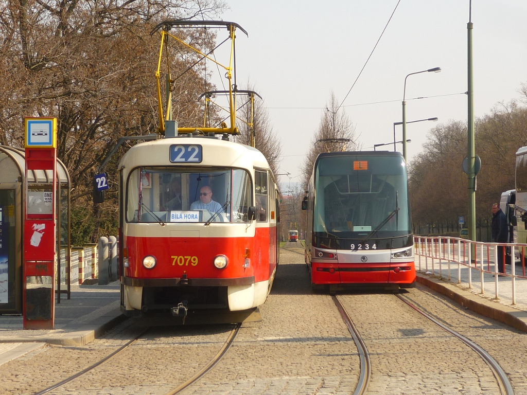 Begegnung an der Prager Burg. Ein T3-Zug hat als Linie 22 Touristen aus der Stadt nach oben gebracht whrend 9234 als Fahrschule nach unten fhrt. Prag, 2012-04-03.