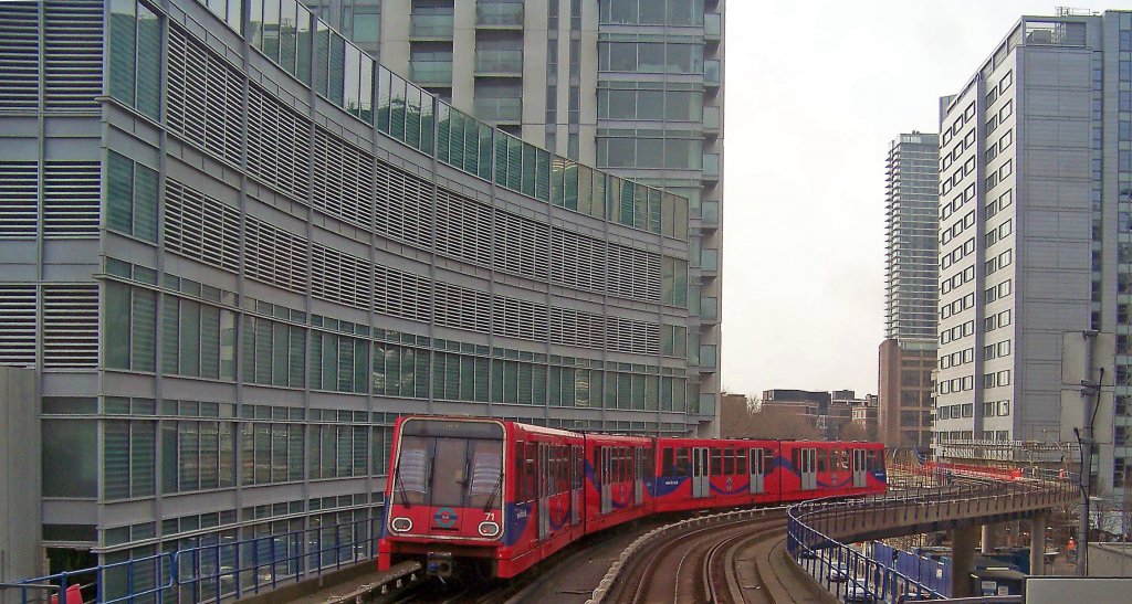 Begegnung auf freier Strecke: DLR-Doppelgarnitur der BR B92 zwischen den Stationen Heron Quays und South Quay, 17.3.010.
