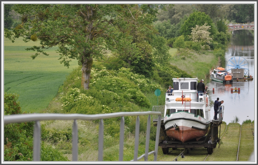 Begegnung auf der geneigten Ebene. Im unteren Becken erkennt man die blaue Umlenkrolle fr das Zugseil. (06.06.2012)
