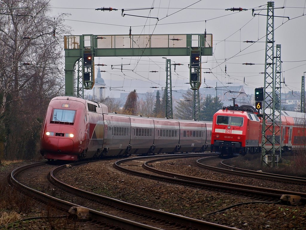 Begegnung auf der KBS 480 am 18.02.2011. Der Thalys eilt Richtung K�ln, 120 207-6 schiebt den RE9 in den Aachener Hbf.