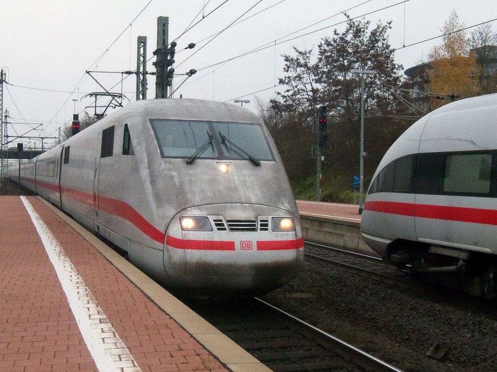 Begegnung im Bahnhof Kassel-Wilhelmshhe, ICE 1 und ICE T am 12.11.2011.