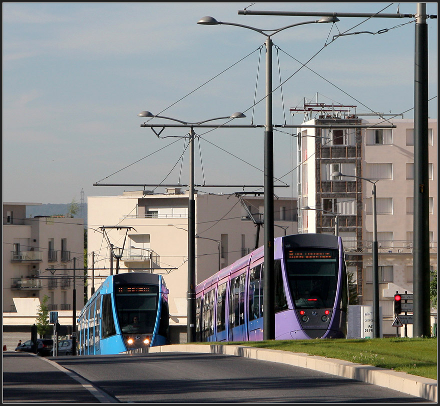 Begegnung bunter Bahnen - 

An der kurzen Steigung zwischen den Stationen  Aragon  und  Kennedy  begegnen sich zwei Citadis-Tram. 

24.07.2012 (M)