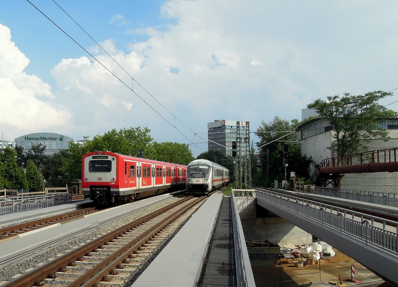 Begegnung: ein S-Bahnzug Richtung Hauptbahnhof und ein IC, kurz vor der Einfahrt in den Bahnhof Hamburg-Dammtor, auf den erneuerten Brcken ber die Dammtorstrae. 4.8.2012 