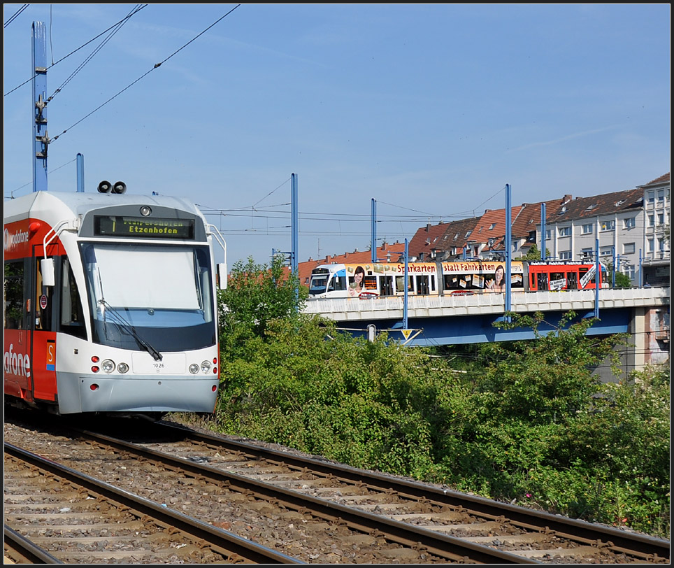 Begegnung I - 

Im Bereich der Eisenbahnüberführung am Cottbusser Platz in Saarbrücken begegnen sich die nord- und südwärts fahrende Bahnen der Saarbahn. 

28.05.2011 (J)