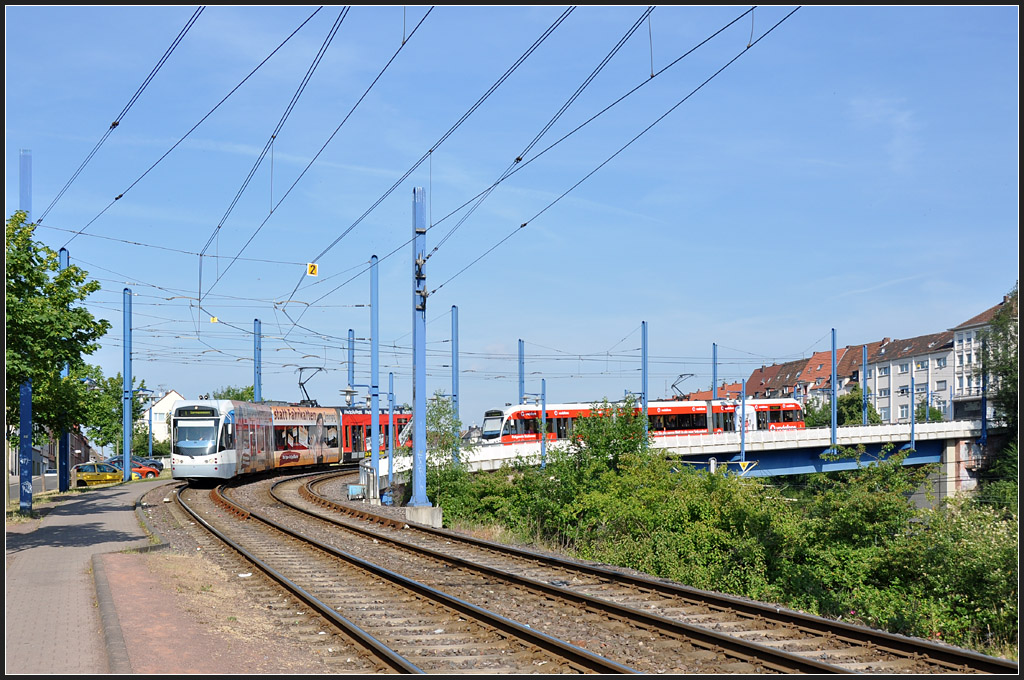 Begegnung II - 

Hier ein Übersichtbild mit der Kurve und der steil ansteigenden Brücke am Cottbusser Platz in Saarbrücken. 

28.05.2011 (J)