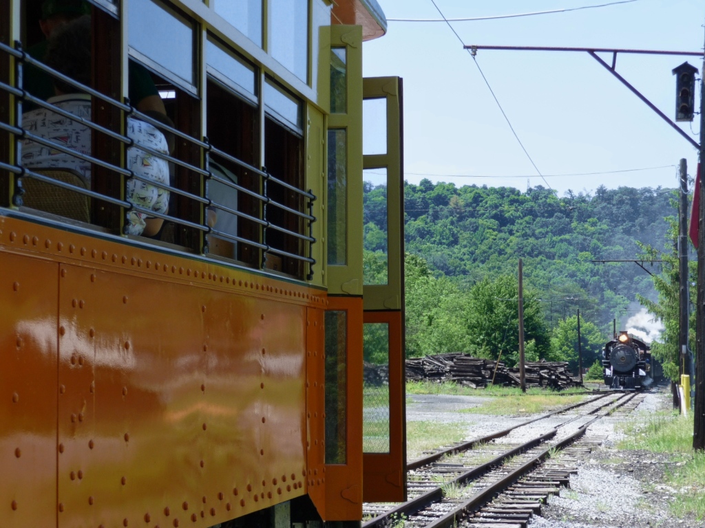 Begegnung mit der EBT, die auf Schmalspur fhrt, whrend die Trolleys Regelspur nutzen (Rockhill, PA, 6.6.09)