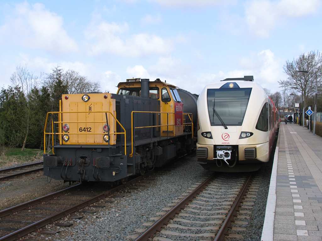 Begegnung von die Railion 6412 und Arriva D-GTW 2/6 10242 auf Bahnhof Roodeschool am 16-4-2010. 