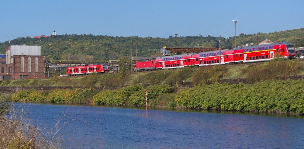 Begegnung im Saartal...

Auch am Sonntag ist der Verkehr auf der KBS 685 ziemlich rege.

Ein 426er mit einer RB aus Rtg. Bous und eine 143er mit einem RE aus Rtg. Vlklingen begegnen sich zwischen Vlklingen und Bous in Hhe des ehemaligen Walzwerkes der Saarstahl.
16.10.2011