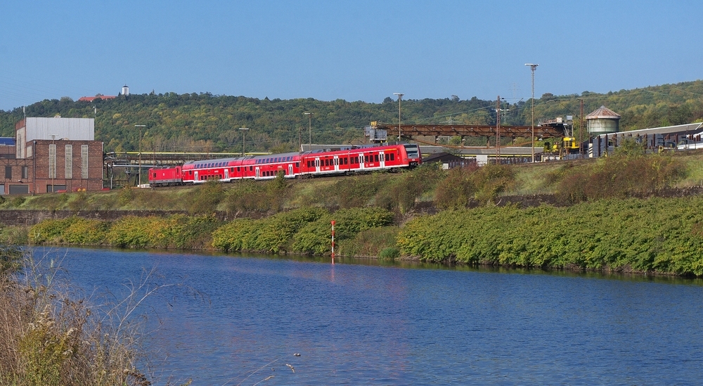 Begegnung im Saartal...II Neue Baureihe entdeckt!

In diesem Blickwinkel entsteht eine vllig neue Baureihe. Vielleicht ein Triebwagen der BR 569 oder ein Quiedosto.

Ein 426er mit einer RB aus Rtg. Bous und eine 143er mit einem RE aus Rtg. Vlklingen begegnen sich zwischen Vlklingen und Bous in Hhe des ehemaligen Walzwerkes der Saarstahl.
16.10.2011