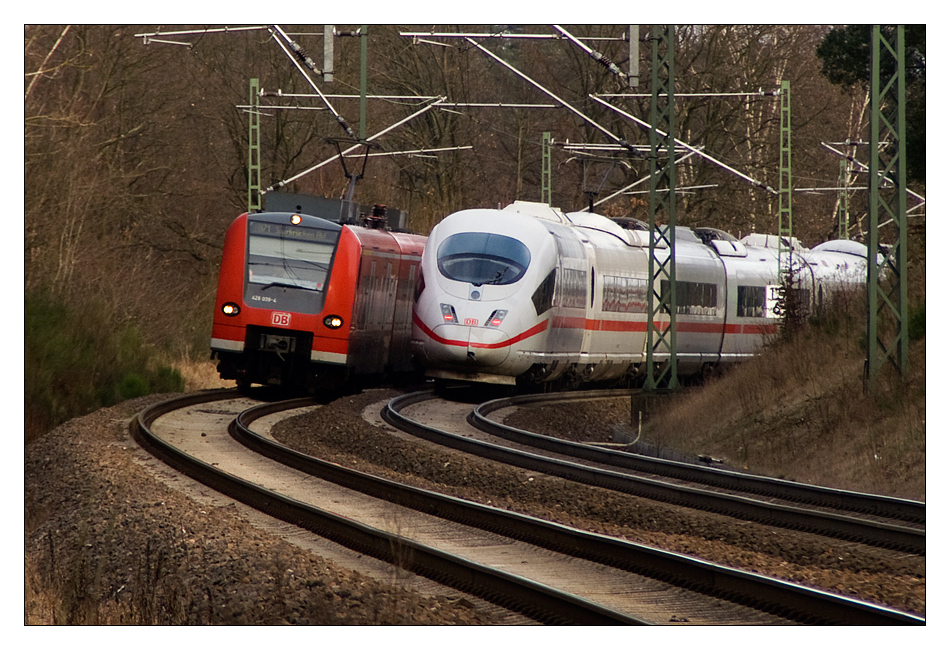 Begegnung in St.Ingbert. 

 Auf der KBS 670 (Saarbrcken - Mannheim) begegnen sich hier bei St.Ingbert / Saar ein ICE Richtung MAnnheim und ein Regionalzug Richtung Saarbrcken