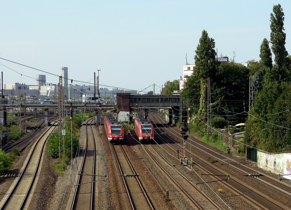 Begegnung: zwei S-Bahnzge an der Station Dsseldorf-Derendorf, 15.8.2012 