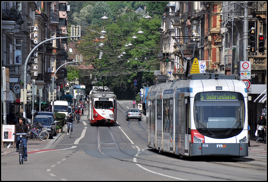 Begegnung - 

Zwei Züge der Linie 5 begegnen sich hier in der Brückenstraße in Heidelberg-Neuenheim. 

28.04.2011 (J)