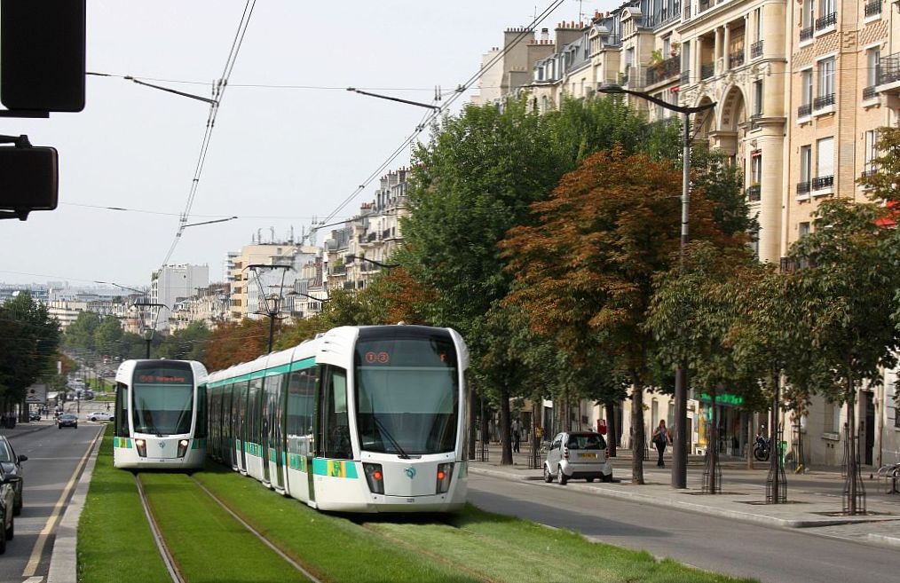 Begegnung zweier Fahrzeuge des Typs Alstom Citadis 402 auf der Linie T3 in der Boulevard Lefebvre. 4.9.10