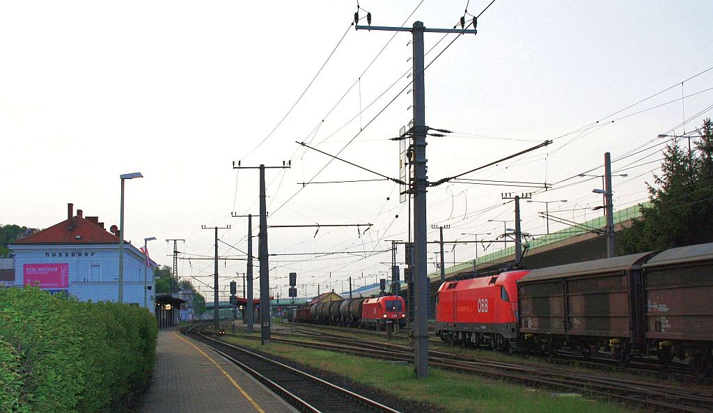 Begegnung zweier Gterzge mit 1116 168-4 und 1016 033-1 am Abend des 30.April 2010 im Bahnhof Wien Nudorf
