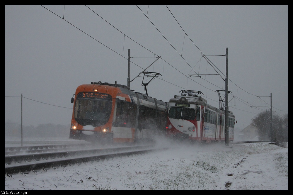 Begegnung zweier OEG Reisez�ge (Wagen 5763 und 4108) am 29. November 2010 an der Bk Wieblingen-Wasserturm.