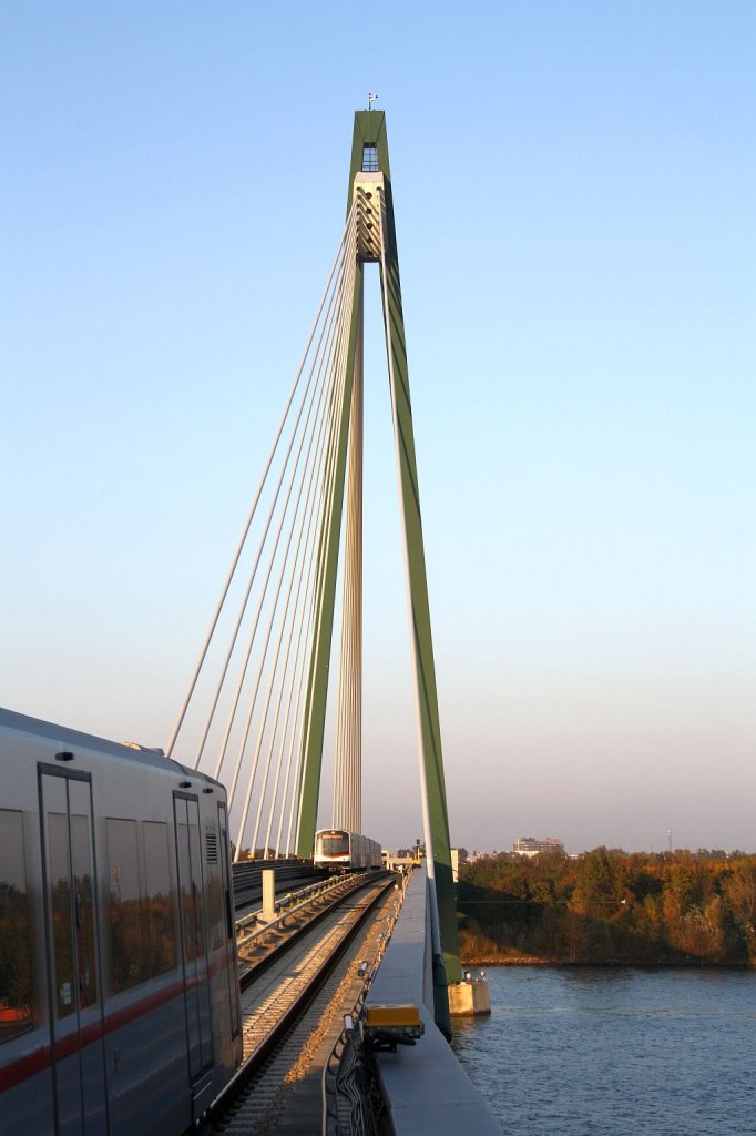 Begegnung zweier V-Zge auf der Donaustadtbrcke, dem beeindruckendsten Bauwerk auf der Anfang Oktober verlngerten U2 Strecke nach Aspern. 12.10.10