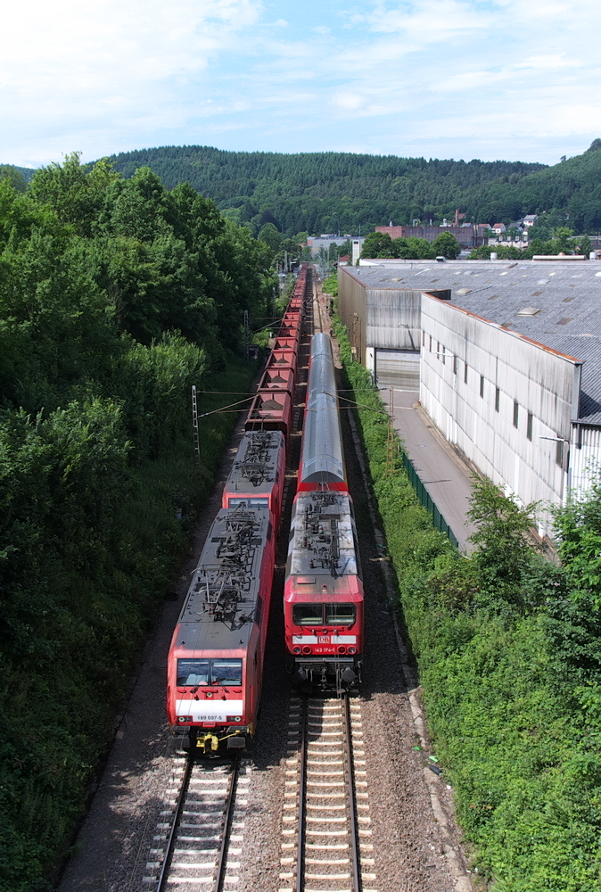 Begegnung.....

189 037-5 und eine weitere 189er mit Erzzug nach Dillingen und 143 174-1 mit RE1 nach Koblenz begegnen sich am Nordportal des Mettlacher Tunnels.

Rechts sieht man die Fabrikhallen von Villeroy & Boch.

23.06.2012 - KBS 685