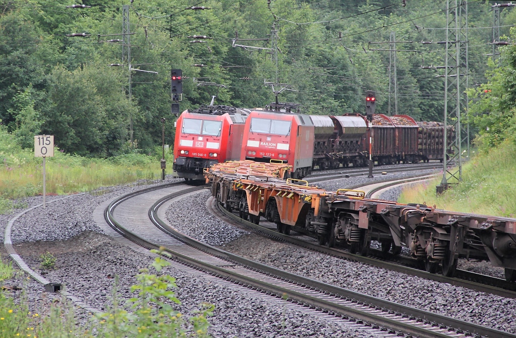 Begegnungen: 152 123-6 mit Containerzug gen Nord und 185 046-0 mit gemischtem Gz gen S�d treffen sich bei G�tzenhof/Fulda. Aufgenommen am 13.07.2012.