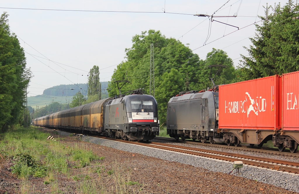 Begegnungen. 182 529 begegnet auf ihrer Fahrt mit Containerzug gen Norden der 185 544-4, die mit Containerzug gen S�den unterwegs ist. Aufgenommen am 23.05.2012 am B� Eltmannshausen/Oberhone.