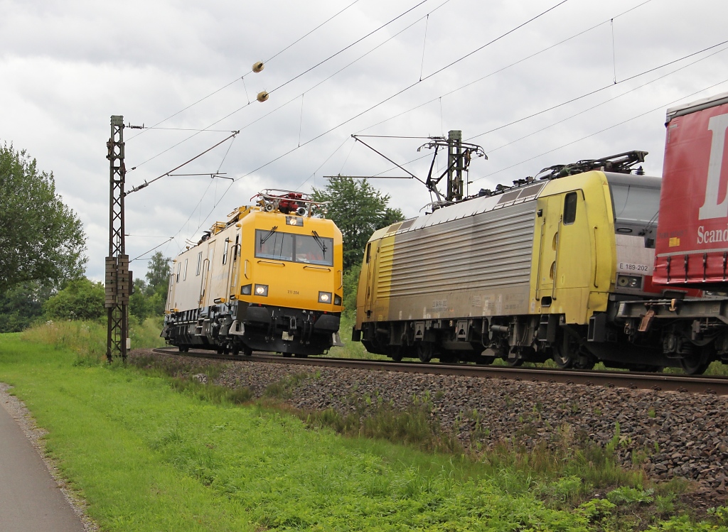 Begegnungen: 711 204 in nrdlicher Fahrtrichtung trifft auf 189 202 mit KLV-Zug Richtung Sden. Aufgenommen am 19.07.2012 zwischen Eschwege West und Albungen.