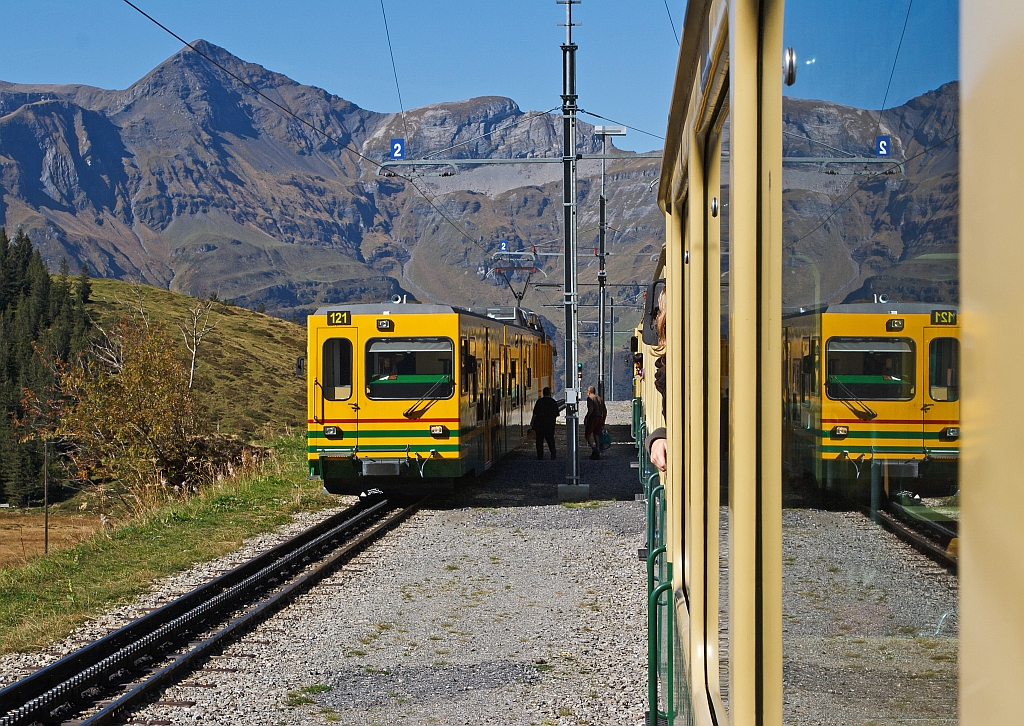 Begegungsverkehr an der Wengernalp am 02.10.2011. Der  linke Triebzug der WAB ist auf Talfahrt Richtung Wengen und mu unseren und den nachfolgenden erst abwarten.