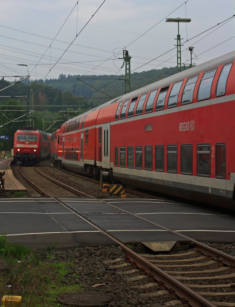 Begegungsverkehr des Rhein-Sieg-Expresses in Scheuerfeld/Sieg am 22.08.2011. Die 120 207-6 mit RE 9 fhrt Richtung Betzdorf/Sieg und 111 079-0 mit RE 9 fhrt Richtung Kln.