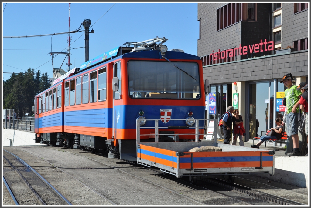 Beh 4/8 11  Mendrisio  in der Bergstation Vetta auf dem Monte Generoso 1704m (05.10.2011)