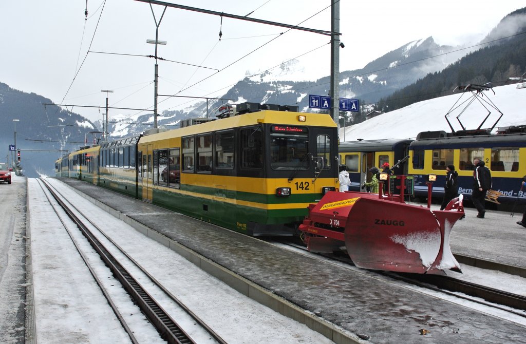 Beh 4/8 142 mit dem Spurpflug X 704 bei Einfahrt in Grindelwald, 01.02.2013.