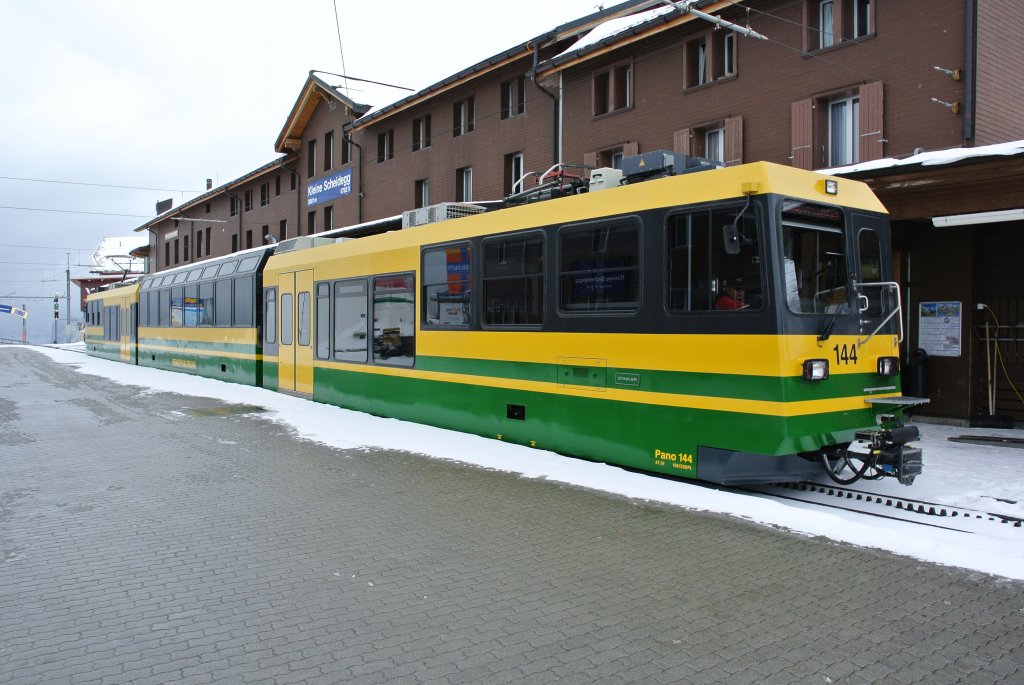 Beh 4/8 144 beim Wenden auf der Kleinen Scheidegg. Diese neuen Pendelzge verkehren ausschliesslich auf der Linie Grindelwald-Grund-Kleine Scheidegg, 16.05.2012.