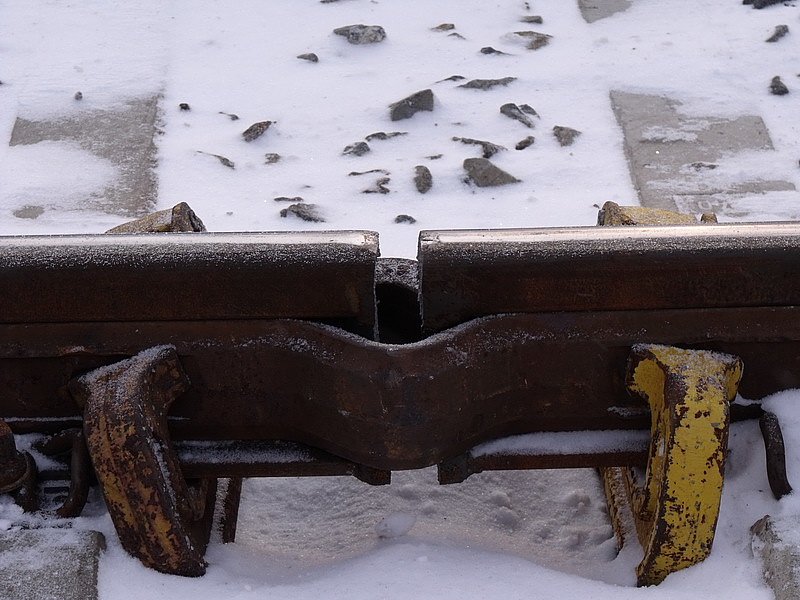 Behelfsmig gesicherter Bruch einer Naht. Zuvor klang es dort recht unangenehm. 
1 612er ist mit normaler geschw. drber die folgenden mit Schritt und unter Beobachtung.