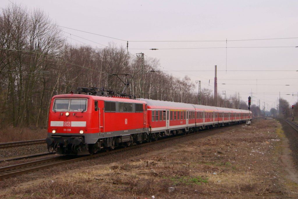 Bei der Abfahrt in Dsseldorf Hbf sah ich bereits, das an dem 1. RB 35 Verstrkerzug eine 111er hngt...nunja, diese wurde dann in Dinslaken bei der Einfahrt fotografiert.Es war 111 119 die ihre RB 35 nach Wesel zog. Zu allem berfluss hatte sich das Wetter auch noch zum schlechten entwickelt.. (Dinslaken, 20.03.2012)