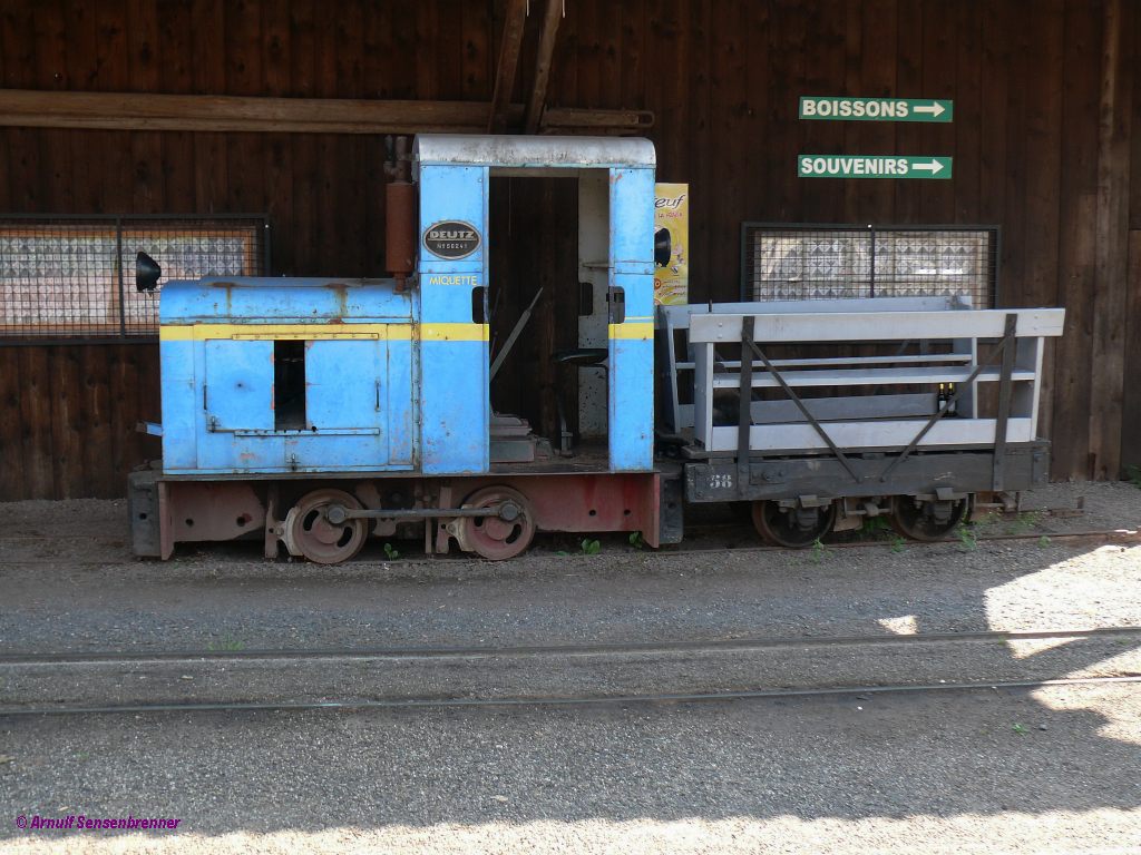 Bei der ACFA (Waldeisenbahn Abreschviller) steht diese kleine Diesellok, die den Namen Miquette trgt. Die 700mm Lok vom Typ A2L514 wurde 1956 von Deutz unter der Fabriknummer 56241 gebaut.
2012-08-12 Abreschviller (Alberschweiler)
