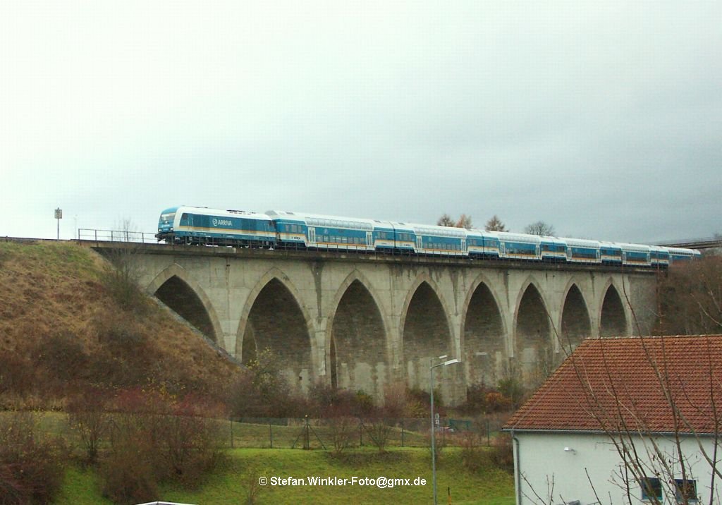 Bei usserst nassem und dunklen Wetter wurde heute der Alex Dostozug mit einer Fahrt Hof - Schwandorf prsentiert. Hier bei der Zufahrt von Neumark her auf dem Saaleviadukt bei Unterkotzau/Hof als Falschfahrt auf dem linken Gleis. Ich hoffe die Bilder gefallen trotz des Wetters. Die A1 pixelt halt gerne etwas...