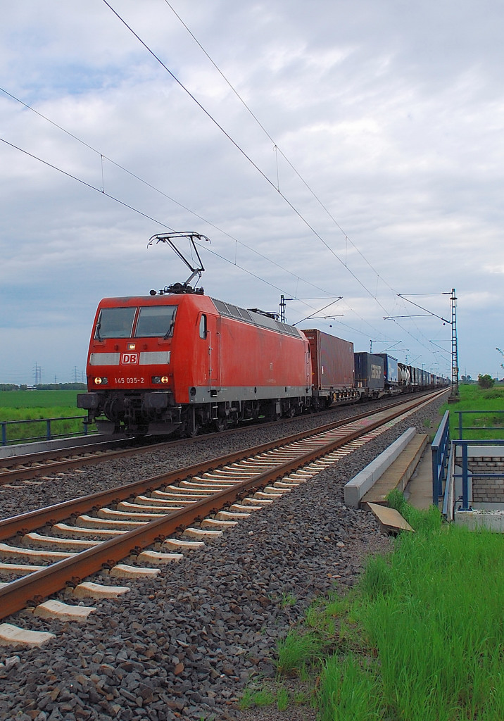 Bei Allerheiligen ist 145 035-2 mit einem Containerzug in Richtung Neuss unterwegs.
10.5.2012