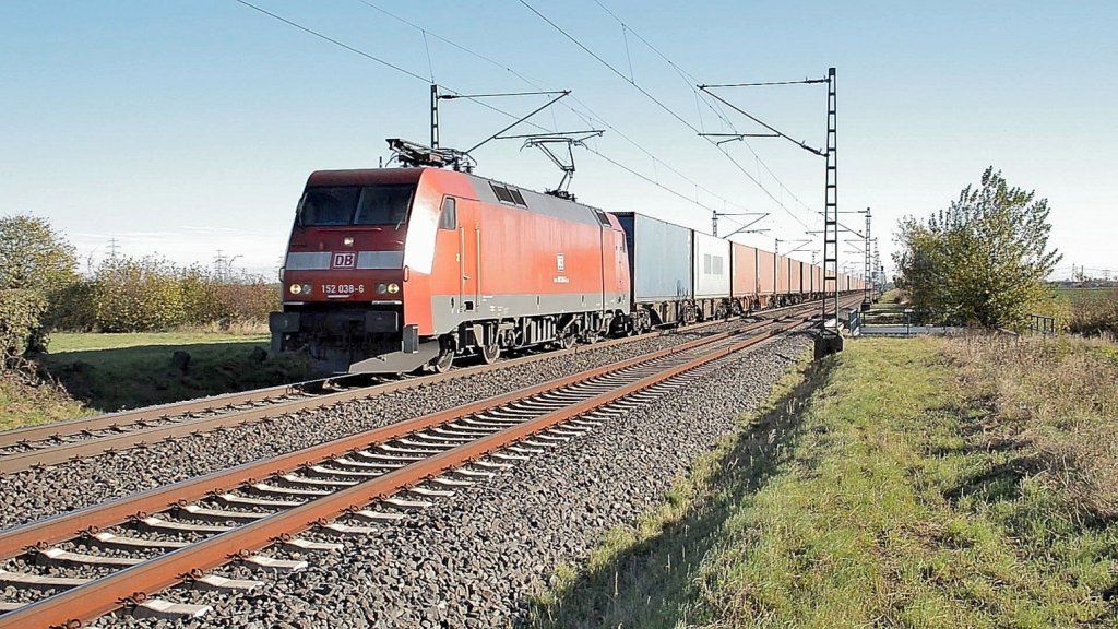 Bei Allerheiligen ist die 152 038-6 mit einem Klv. 27.10.2012