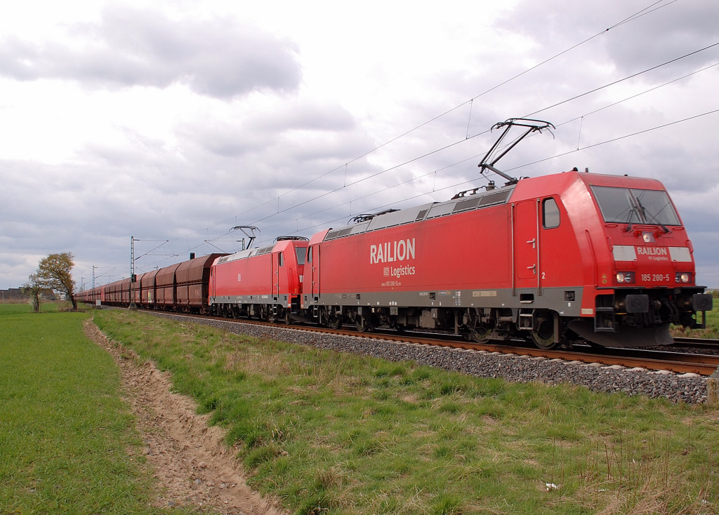 Bei Allerheiligen kommen die 185 280-5 und die 185 380-3 mit einem Massengutwagenganzzug in Richtung Kln gefahren am Samstag den 7.4.2012