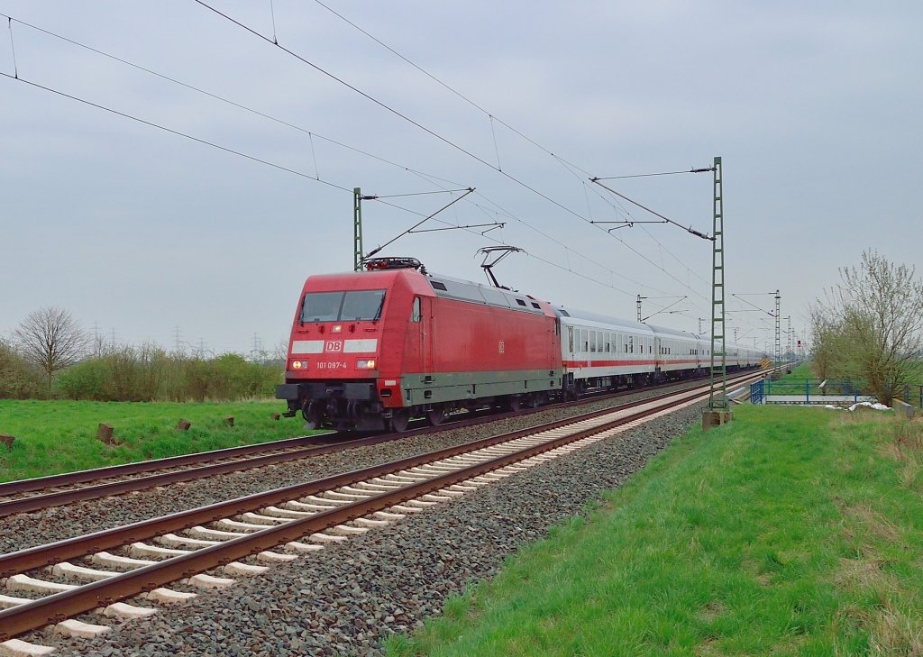 Bei Allerheiligen kommt am Sonntag den 21.4.2013 die 101 097-4 mit einem IC in Richtung Neuss gedonnert. 