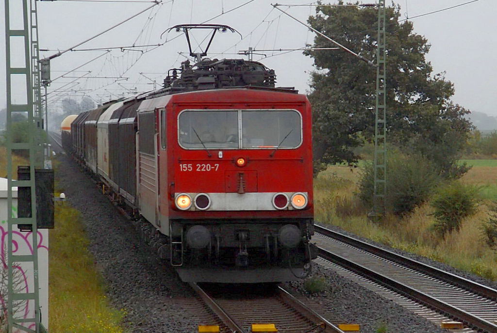 Bei Allerheiligen im Regen kommt die 155 220-7 mit einem Gterzug aus Nievenheim in Richtung Neuss gefahren. 14.9.2012