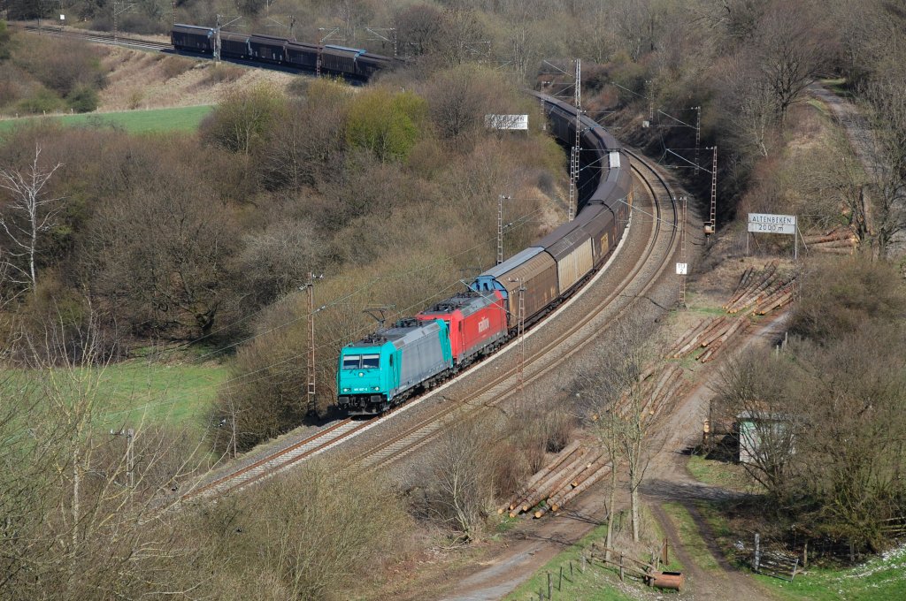Bei Altenbeken bieten sich viele schne Gelegenheiten fr einen Blick hinab in das Beketal und damit auch auf die Bahnstrecke, hier passieren 185 607 und 185 202 mit GB 48980 von Gratwein-Gratkorn nach Spellen am Ostersonntag, 08.04.2012 solch eine Szenerie an dem 2000 m Schild vom Bhf Altenbeken.