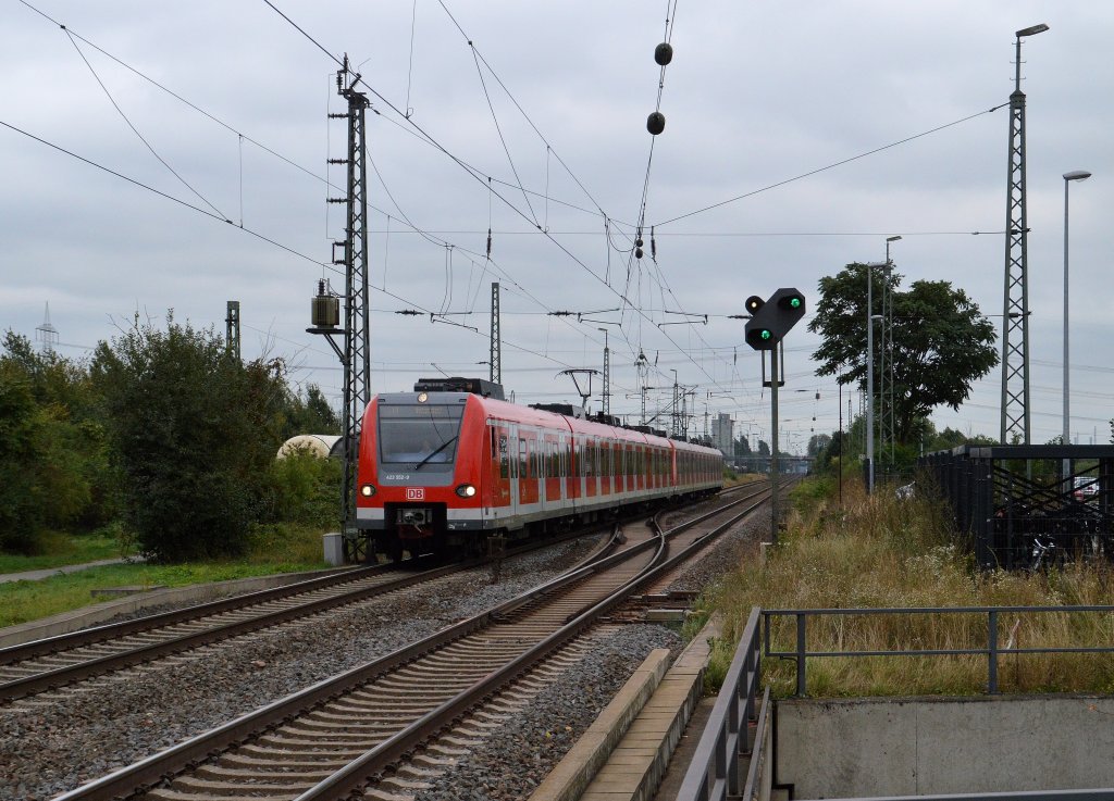 Bei der Anfahrt an den Bahnsteig in Richtung Neuss ist hier ein S11 Zug in Nievenheim am Freitag den 14.September 2012. Gefhrt wird der Zug von 423 552-9...