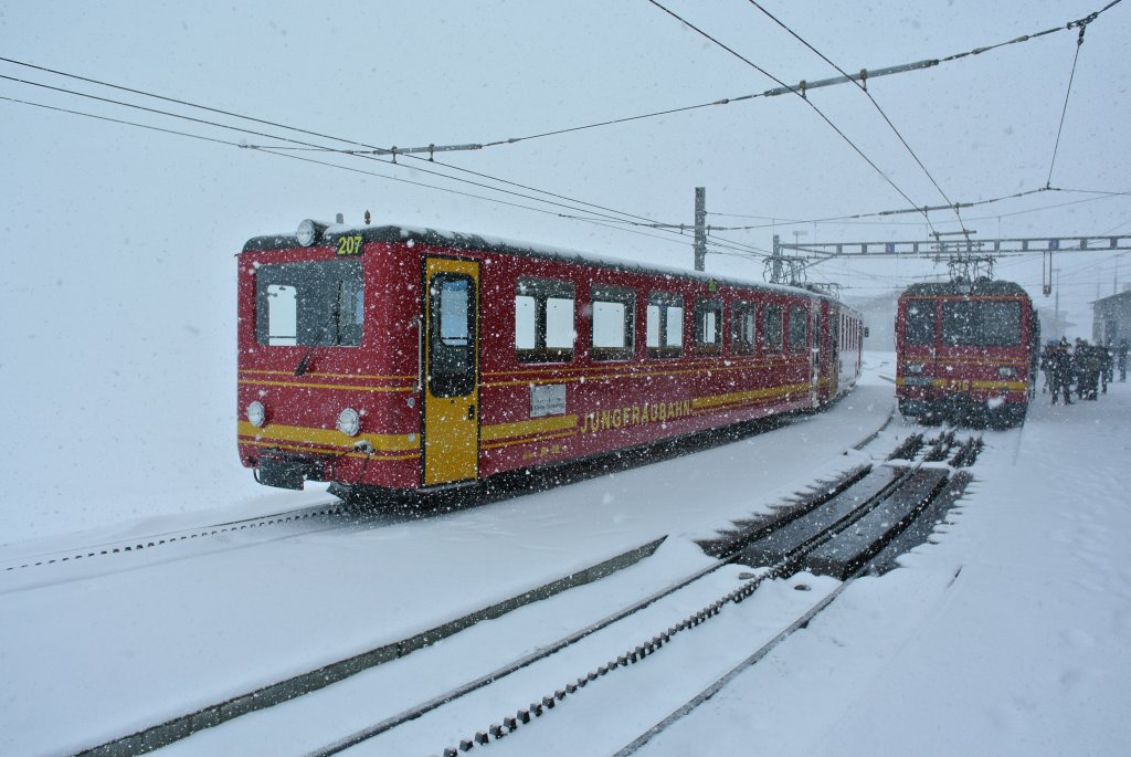 Bei Ankunft in Kleine Scheidegg herrschte starkes Schneetreiben: Links steht der BDeh 2/4 Pendel, Nr. 207, rechts stehen 2 BDhe 4/8 Pendel, 16.05.2012.