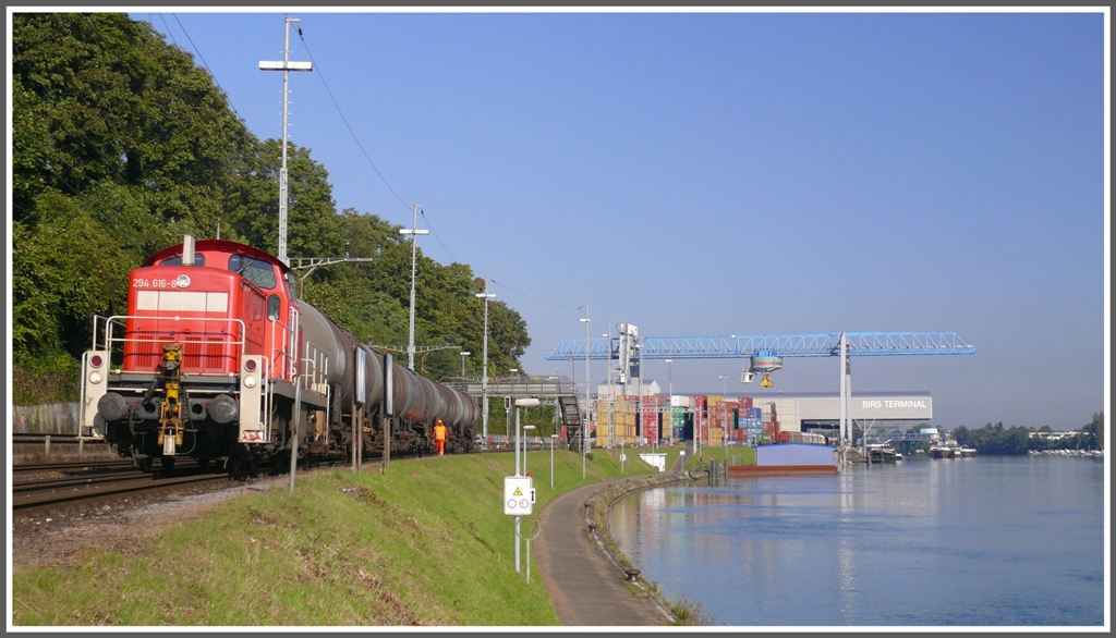 Bei Anlieferung von Oelzisternenwagen bringt DB Railion ihre Rangierlok am Zugschluss gleich selber mit. Hier rangiert zwischen Auhafen und Birsterminal 294 616-8. (21.09.2010)