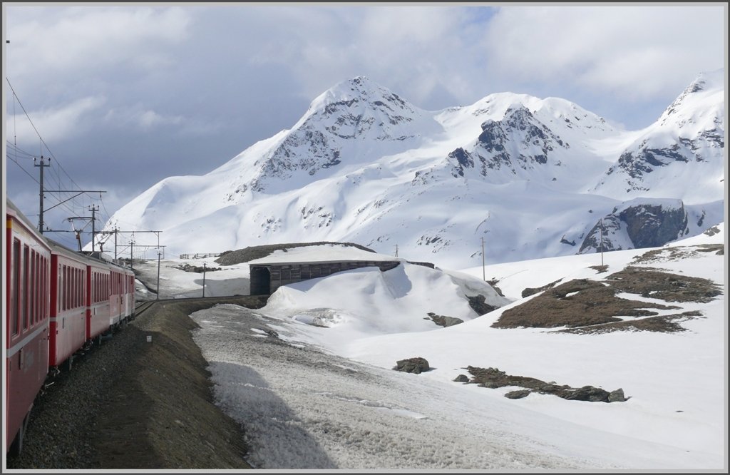 Bei der Arlas-Galerie liegt immer noch viel Schnee. Im Hintergrund Sassal Mason und Piz Caral. (20.05.2010)